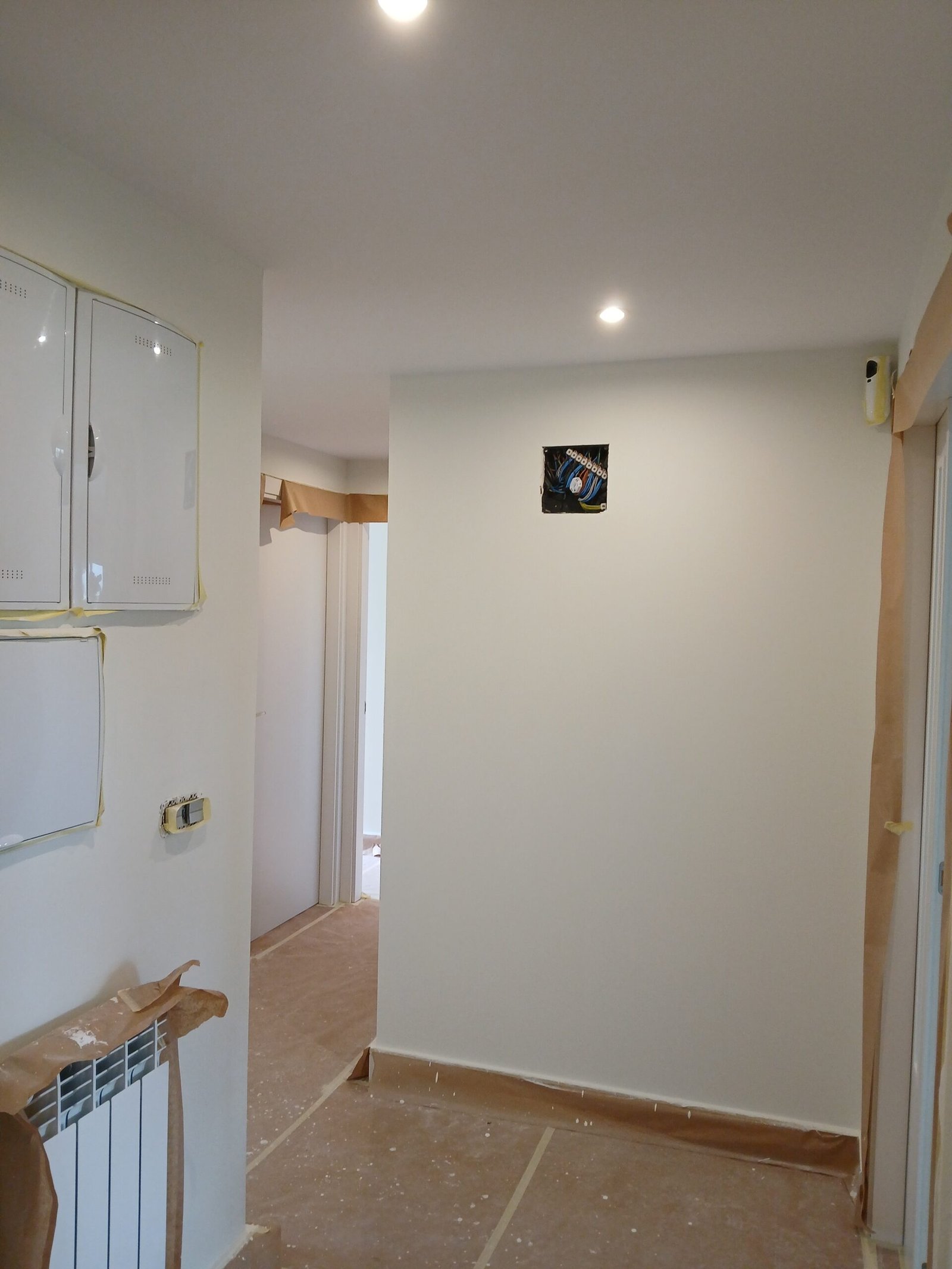 Pasillo con acabado profesional por nuestros pintores en Bilbao.