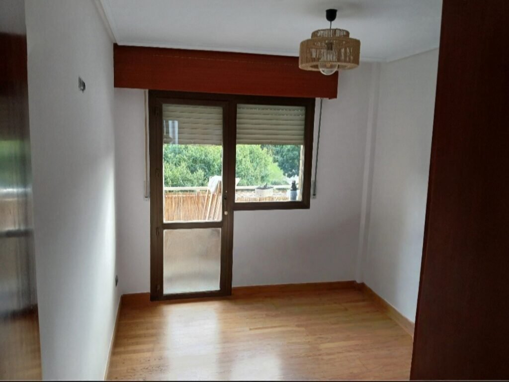 Aplicación de pintura blanca plástica en techos con acabado impecable.