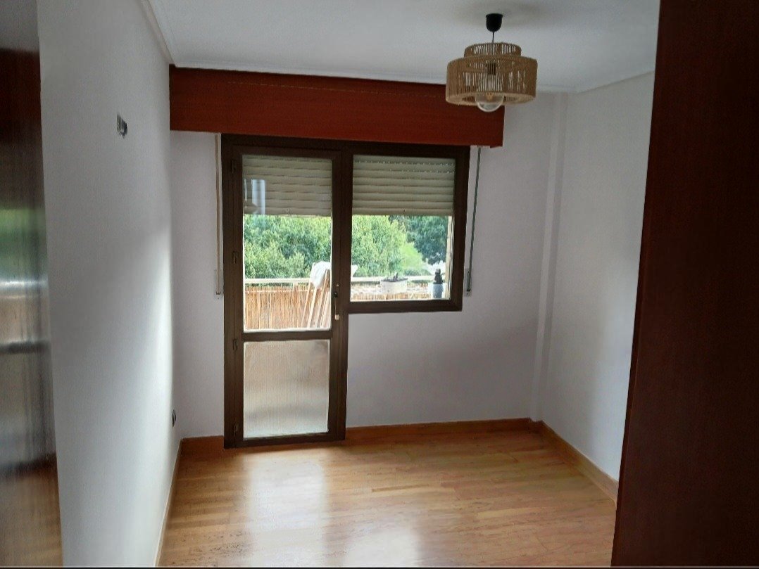 Aplicación de pintura blanca plástica en techos con acabado impecable.